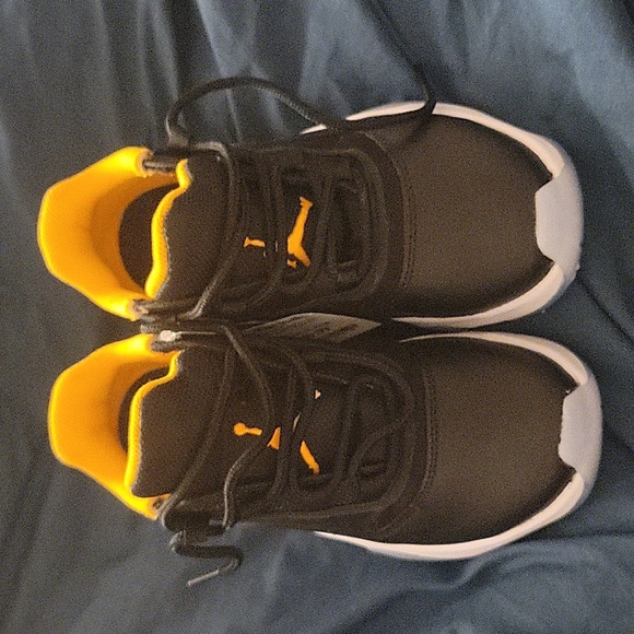 Big kids Jordans - Picture 2 of 7